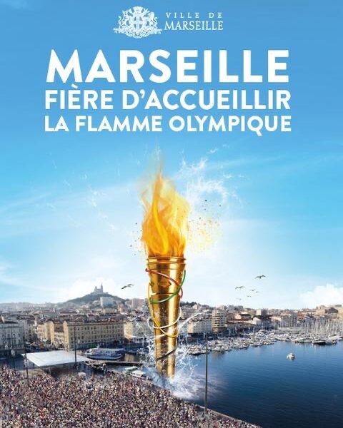 Vue aérienne de Marseille au vieux port avec la flamme olympique qui sort de l'eau et avec pour texte "Marseille fière d'accueillir la flamme olympique"