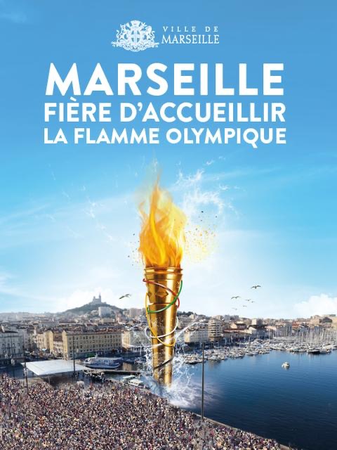 Vue aérienne de Marseille au vieux port avec la flamme olympique qui sort de l'eau et avec pour texte "Marseille fière d'accueillir la flamme olympique"